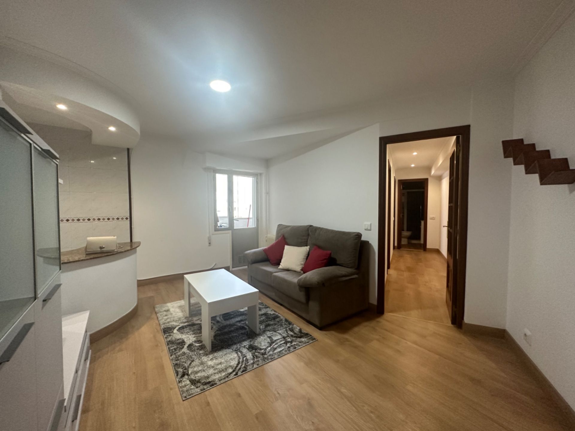 Sala d'estar de Apartament de lloguer en Santiago de Compostela  amb Calefacció, Parquet i Moblat