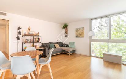 Living room of Flat for sale in Sant Cugat del Vallès  with Air Conditioner, Terrace and Swimming Pool