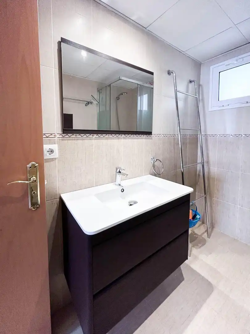 Bathroom of Flat for rent in Paterna  with Air Conditioner, Heating and Private garden