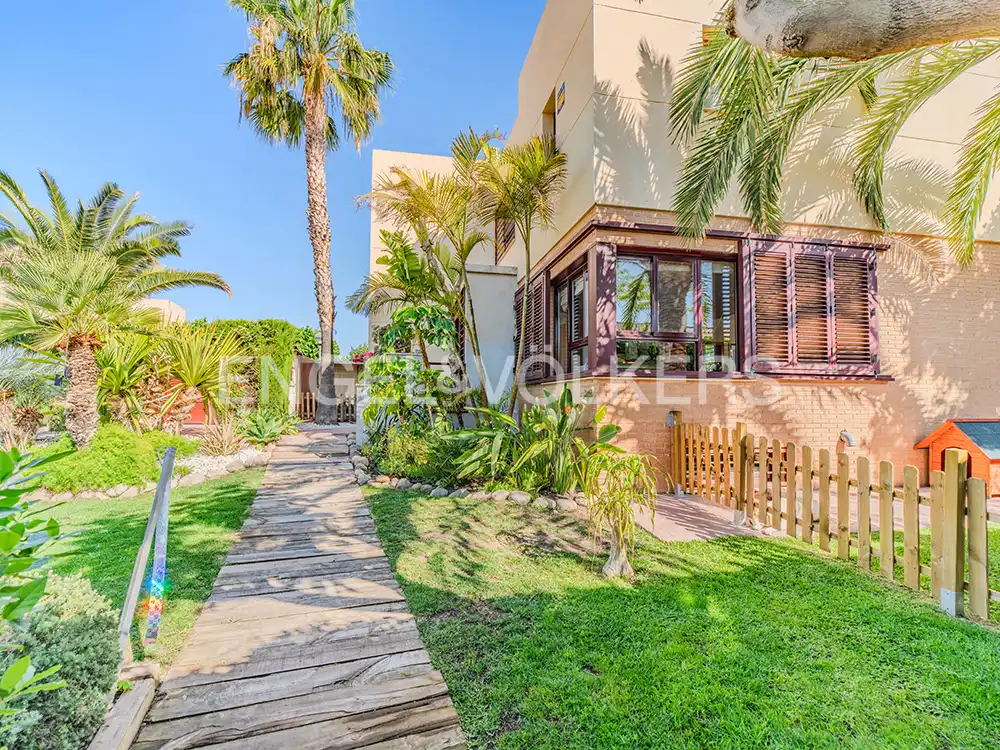 Vista exterior de Casa o xalet en venda en Mutxamel amb Aire condicionat, Calefacció i Jardí privat
