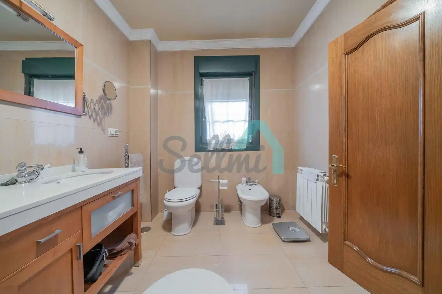 Bany de Casa o xalet en venda en Oviedo  amb Calefacció, Jardí privat i Parquet
