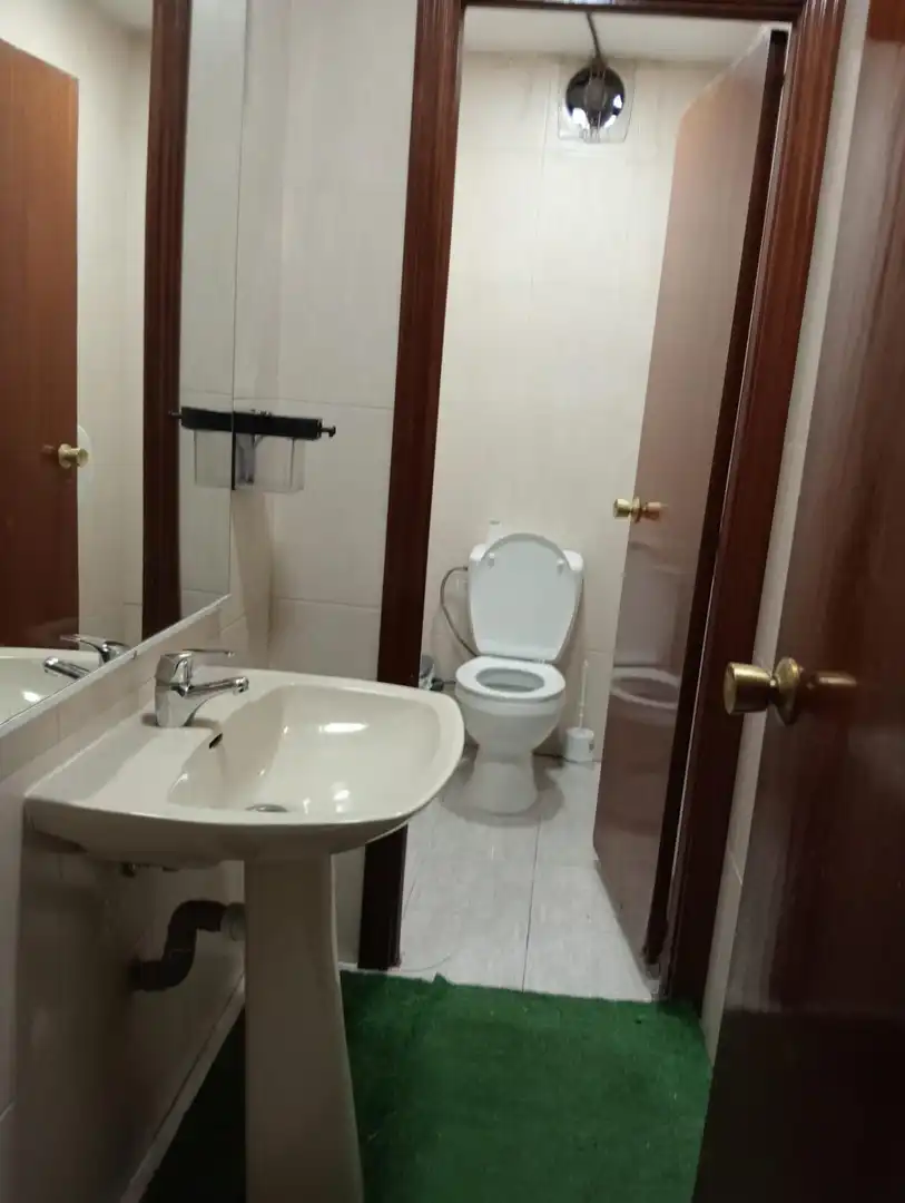 Badezimmer von Geschaftsraum zum Verkauf in Madrid mit Möbliert