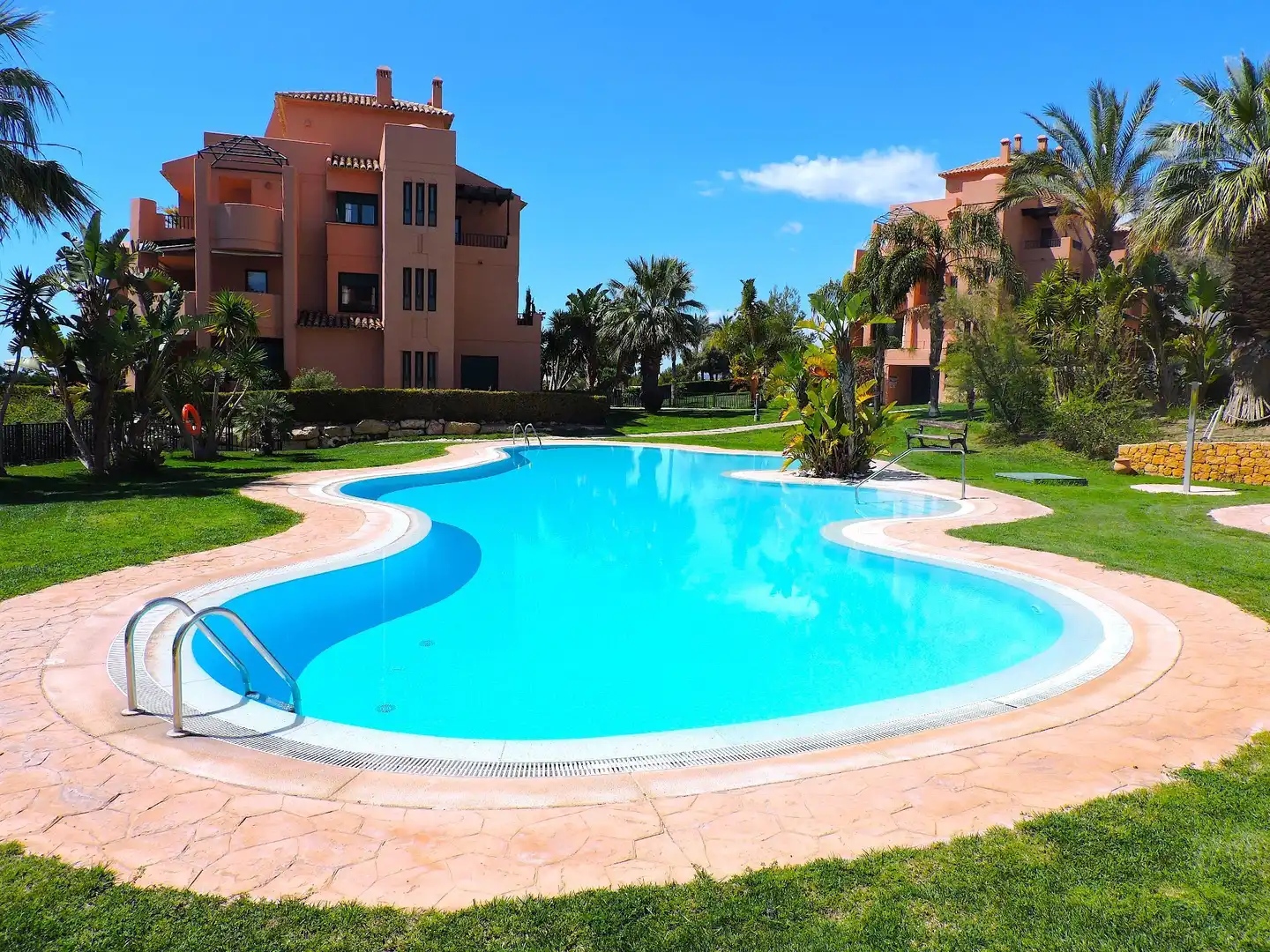 Apartment mit Pool zum Verkauf in Golf Bahía, imagen 2