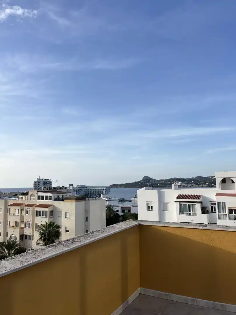 Vista exterior de Pis en venda en Sant Josep de sa Talaia amb Aire condicionat, Piscina i Balcó