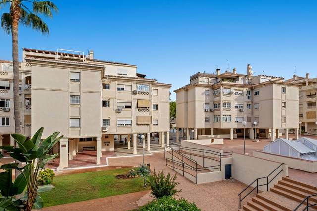 Piso en Venta en Calle Demóstenes en El Cónsul - Ciudad Universitaria - El Romeral