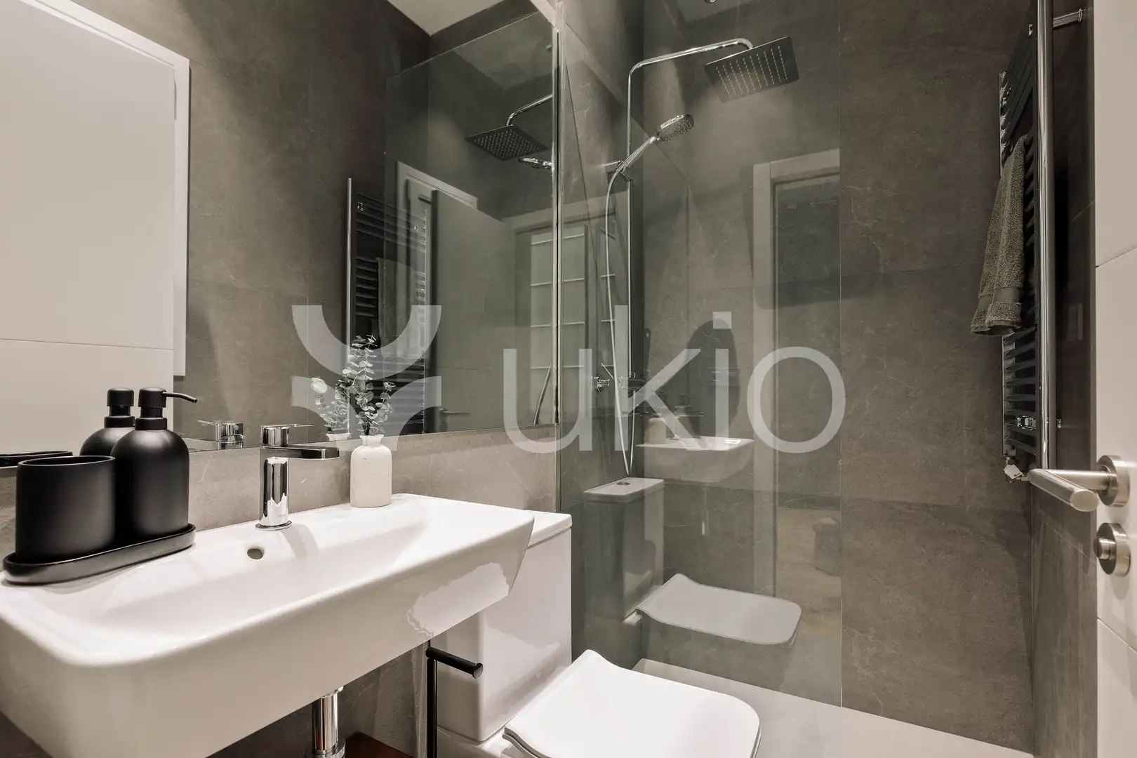 Baño de Apartamento de alquiler en Barcelona con Aire acondicionado, Calefacción y Terraza