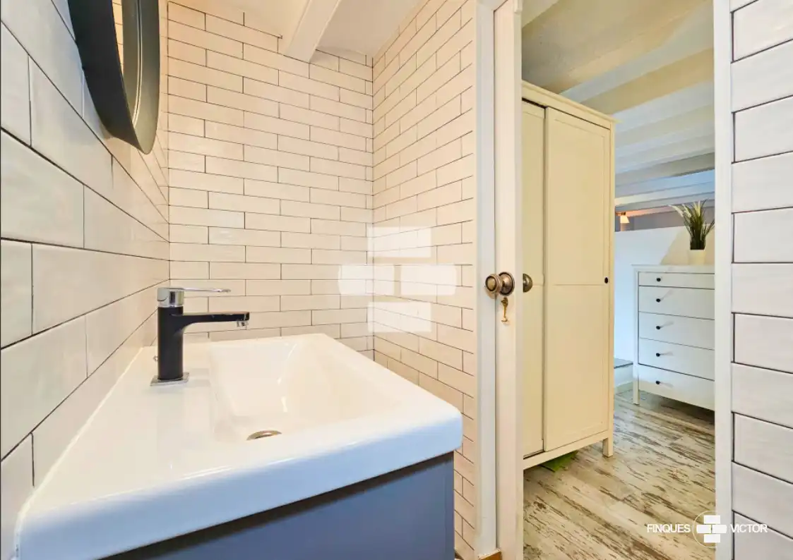 Baño de Piso en venta en Barcelona con Amueblado, Horno y TV