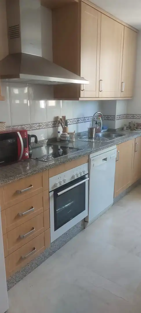 Küche von Wohnung zur Miete in Manilva mit Klimaanlage, Heizung und Privatgarten