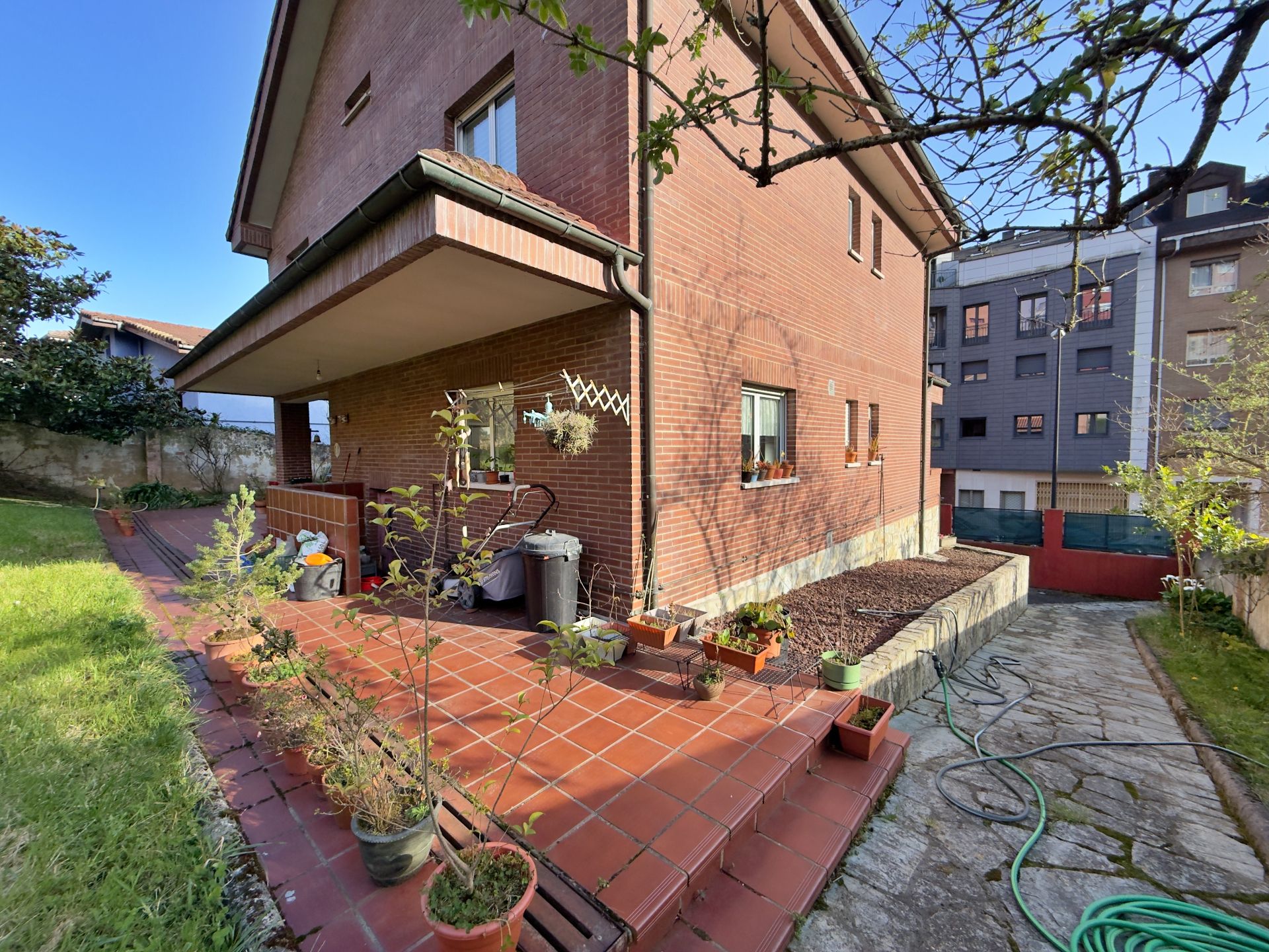 Terrassa de Casa o xalet en venda en Oviedo  amb Calefacció, Jardí privat i Parquet