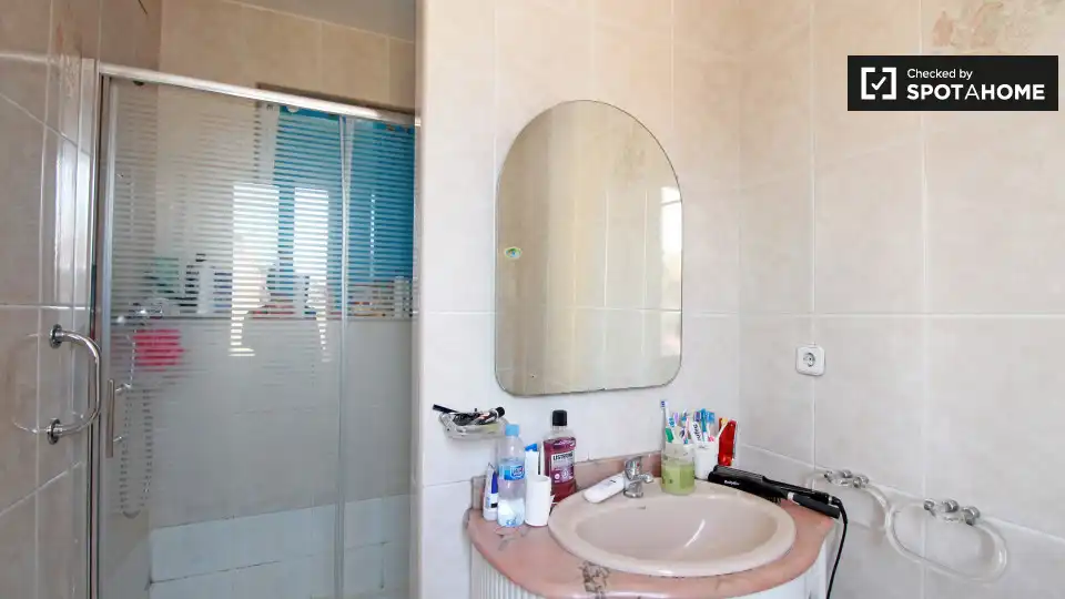Bathroom of Flat for share in Barcelona  with Air Conditioner, Heating and Furnished