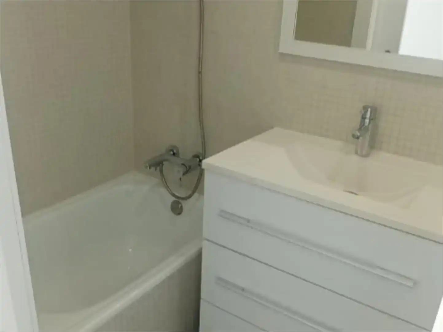 Baño de Ático de alquiler en Madrid con Aire acondicionado