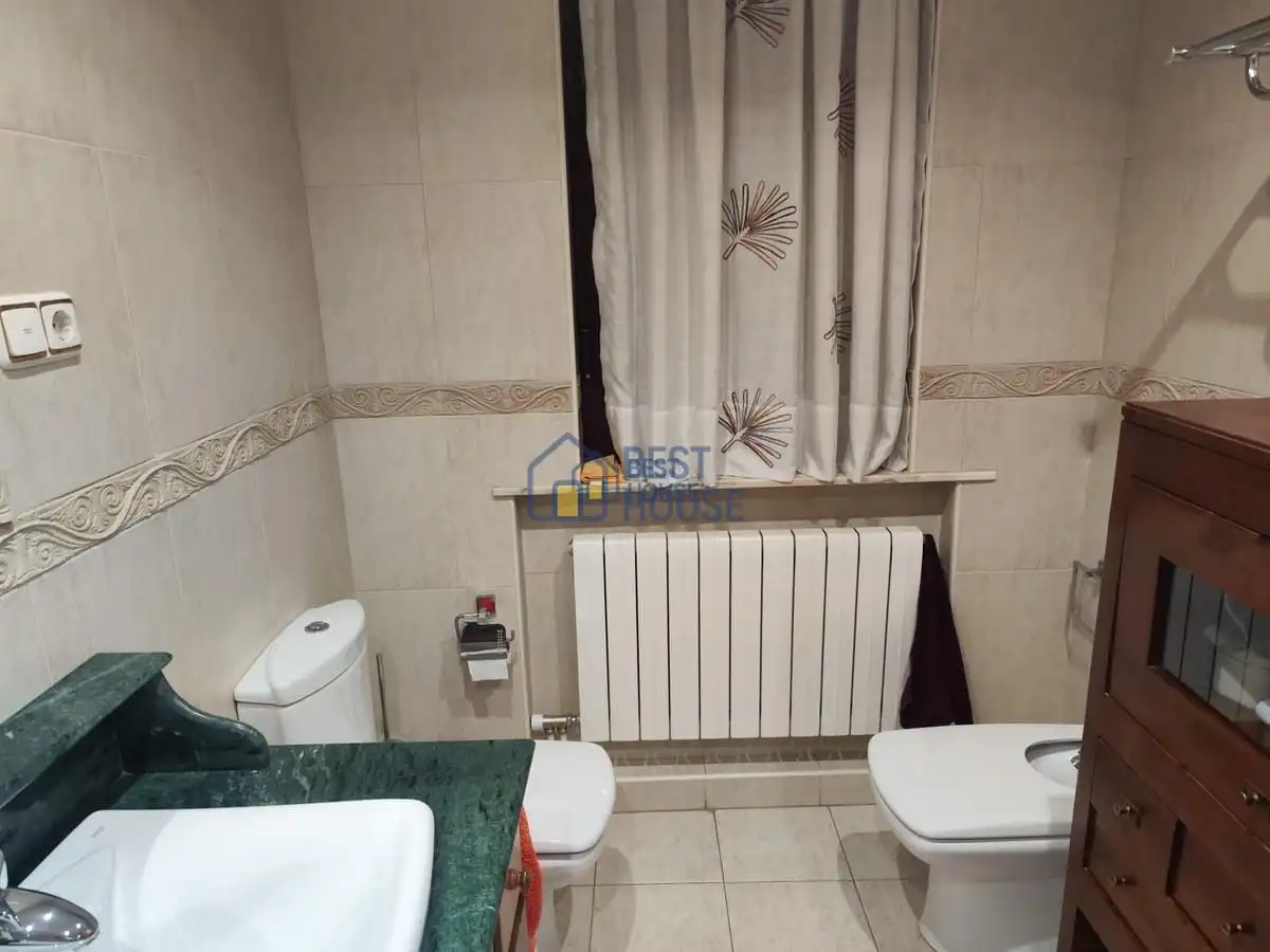 Bany de Casa o xalet en venda en San Andrés del Rabanedo amb Calefacció, Jardí privat i Parquet