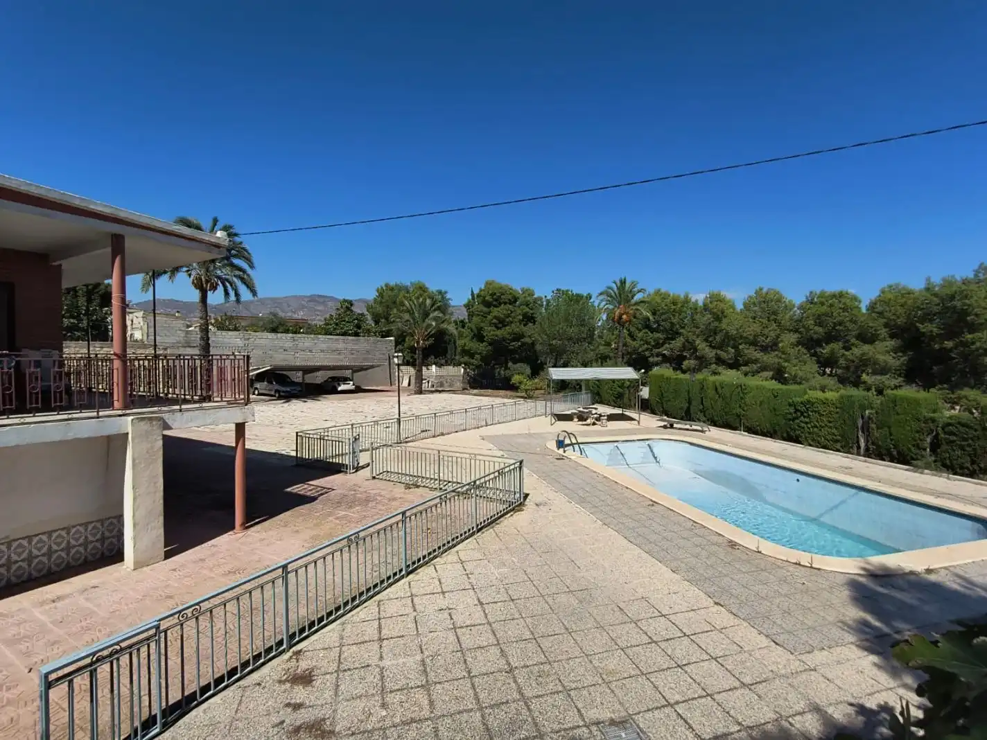 Vista exterior de Casa o xalet en venda en Crevillent amb Aire condicionat, Terrassa i Piscina
