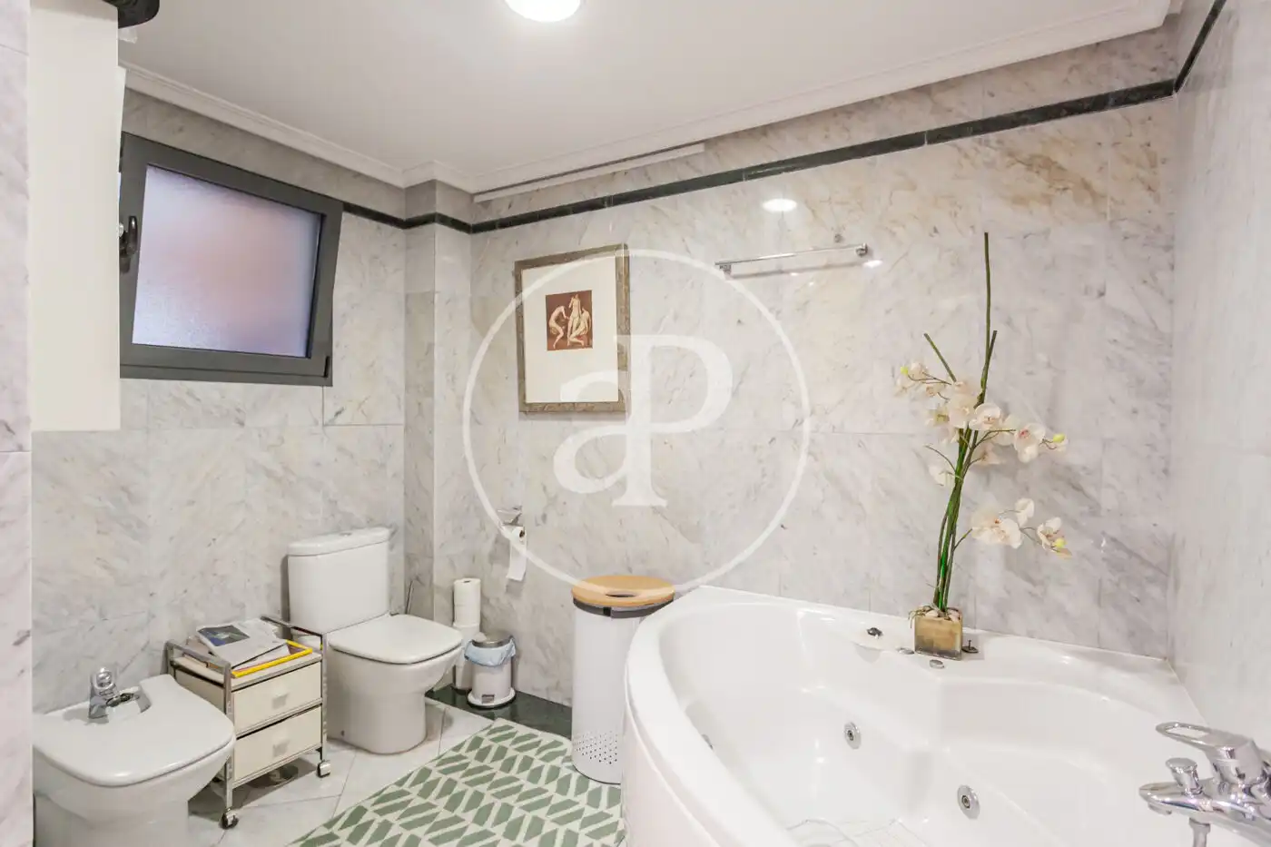 Baño de Casa adosada en venta en Madrid con Aire acondicionado, Calefacción y Jardín privado
