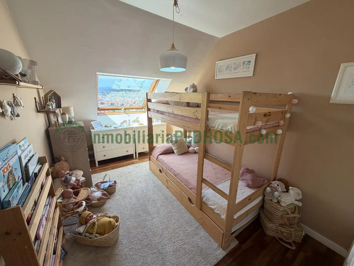 Habitación de Ático en venta en Pontevedra Capital  con Calefacción y Terraza