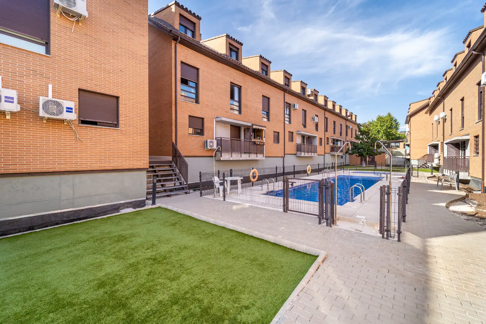 Vista exterior de Dúplex en venda en Sevilla la Nueva amb Aire condicionat, Calefacció i Traster