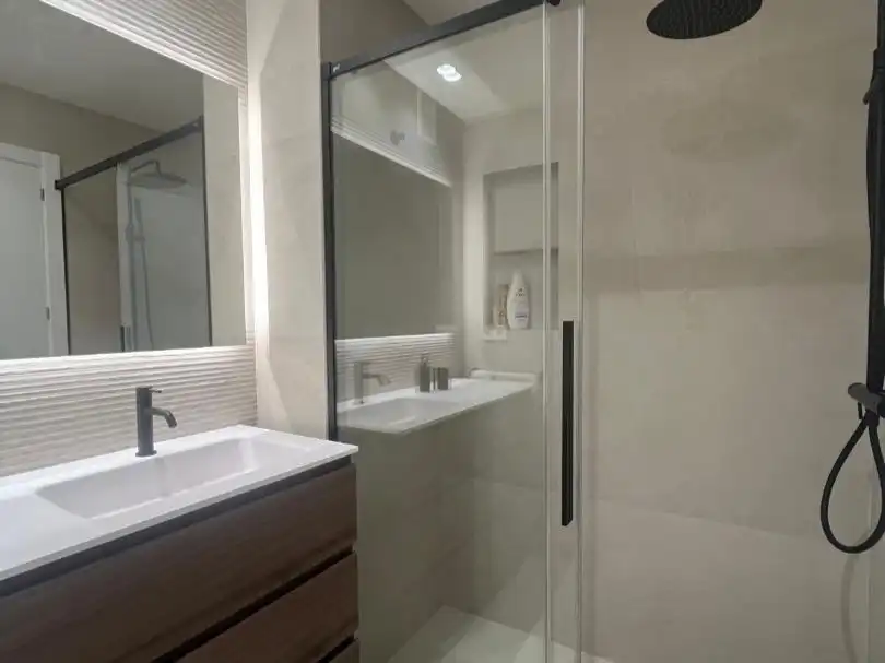 Bathroom of Flat for sale in Madrid  with Air Conditioner, Heating and Parquet flooring
