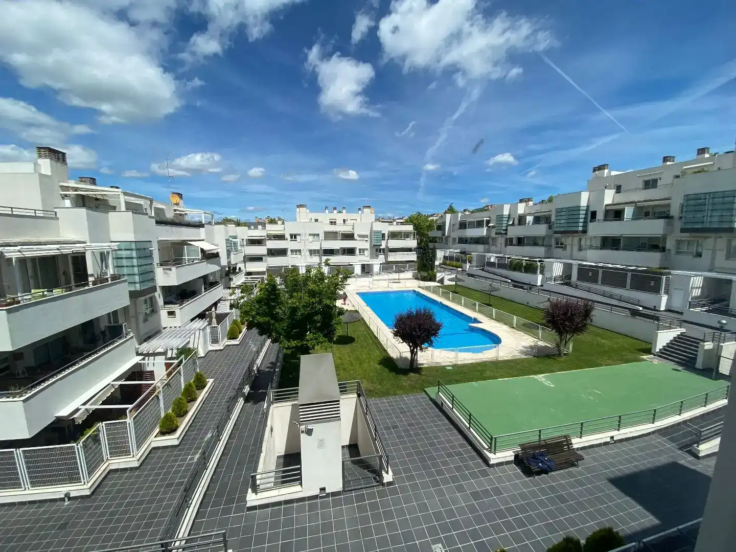 Außenansicht von Wohnung zur Miete in Las Rozas de Madrid mit Klimaanlage, Privatgarten und Parkett