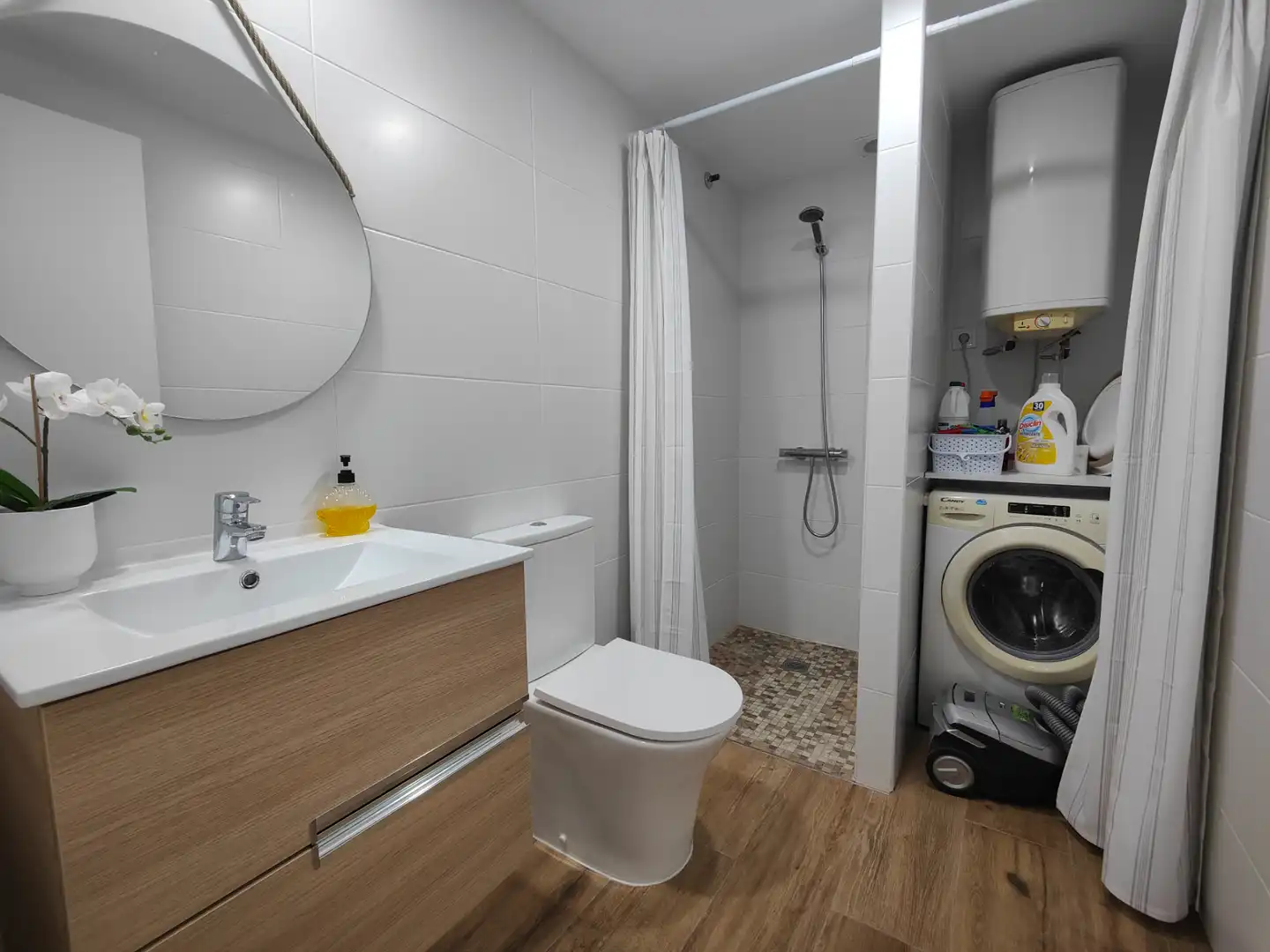 Bathroom of Flat for sale in Rianxo  with Parquet flooring, Furnished and Oven