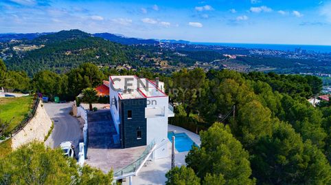 Villa moderna en una zona que ofrece total tranquilidad y unas amplias vistas