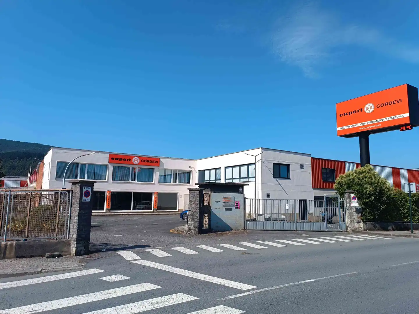 Vista exterior de Nave industrial en venta en Derio