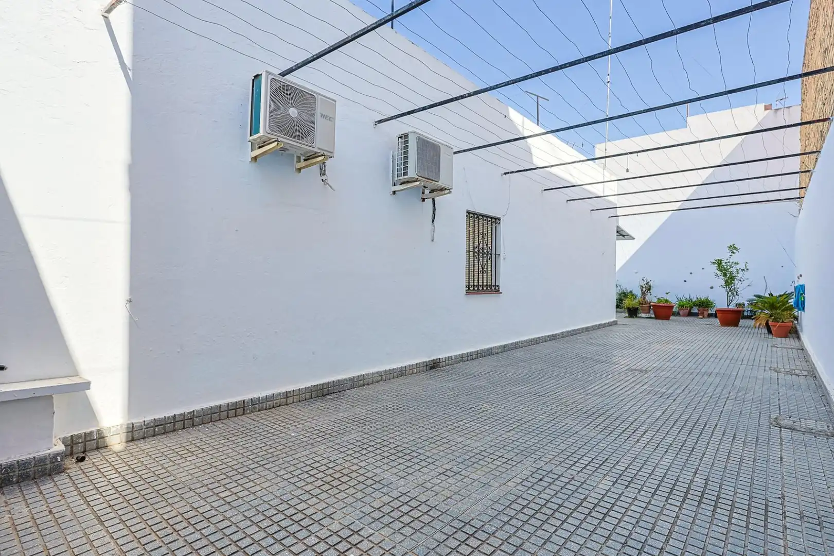 Vista exterior de Casa o chalet en venta en Sevilla con Aire acondicionado y Terraza