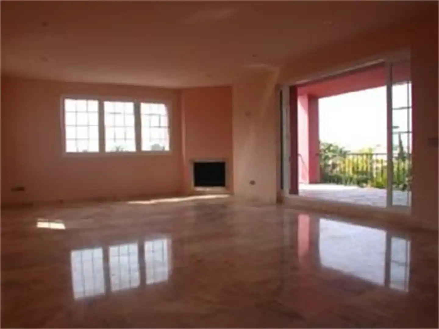 Sala d'estar de Casa o xalet en venda en Estepona amb Aire condicionat, Piscina i Balcó