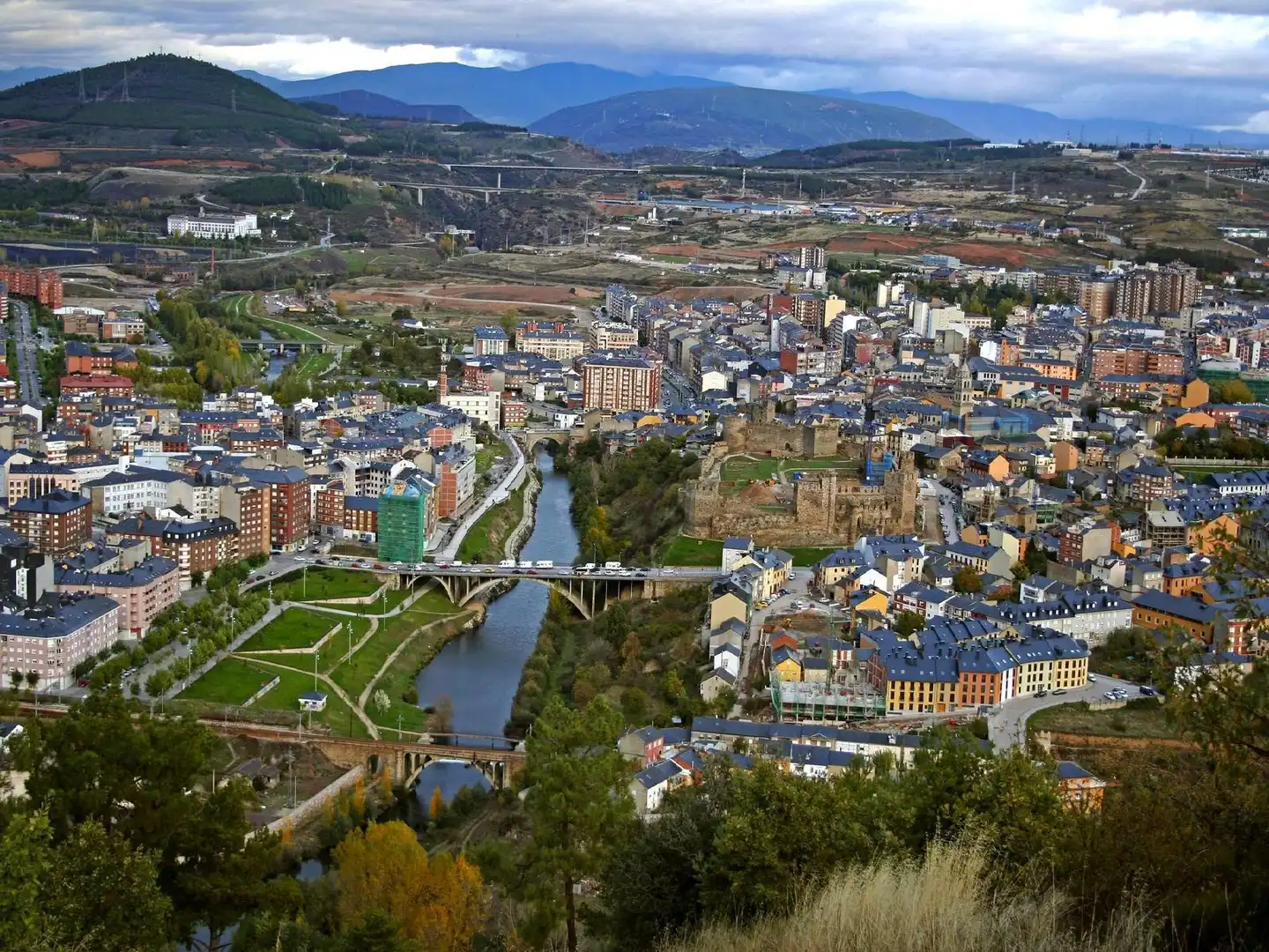 Vista exterior de Piso en venta en Ponferrada con Trastero