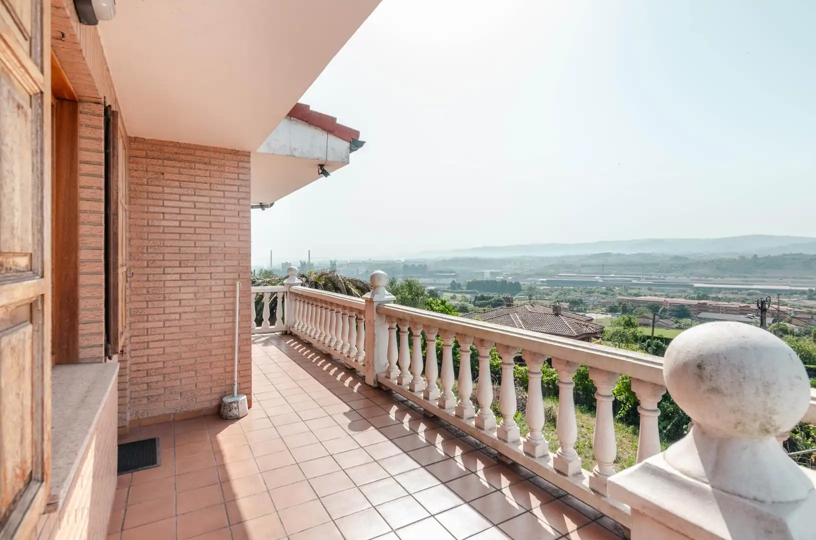 Terrassa de Casa o xalet en venda en Gijón  amb Calefacció, Jardí privat i Terrassa