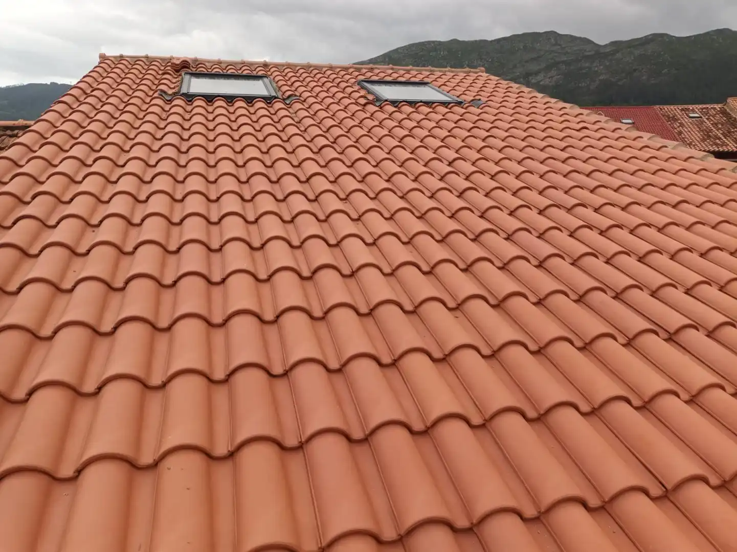 Außenansicht von Einfamilien-Reihenhaus zum Verkauf in San Felices de Buelna mit Privatgarten und Balkon