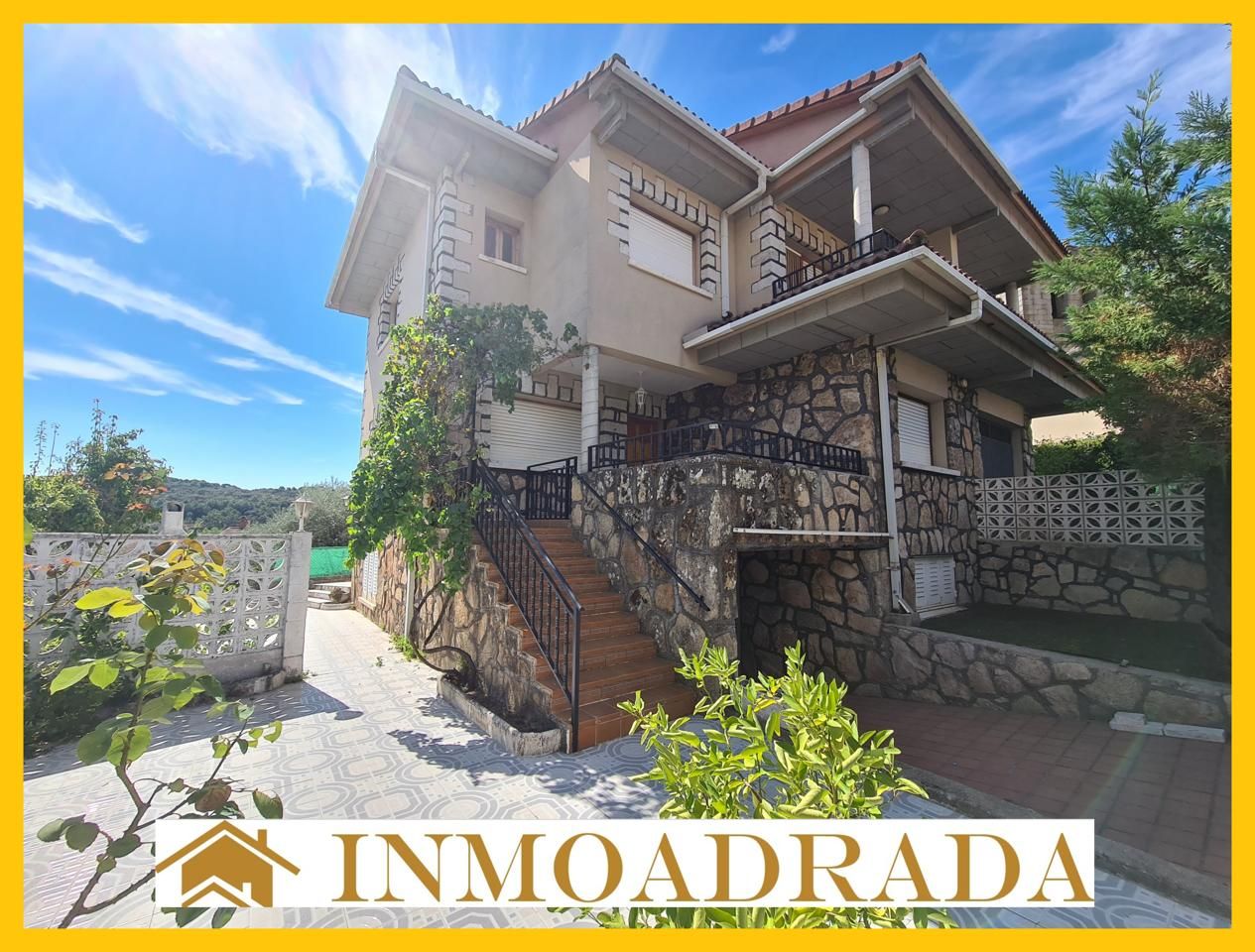 Vista exterior de Casa o xalet en venda en La Adrada  amb Calefacció, Jardí privat i Terrassa