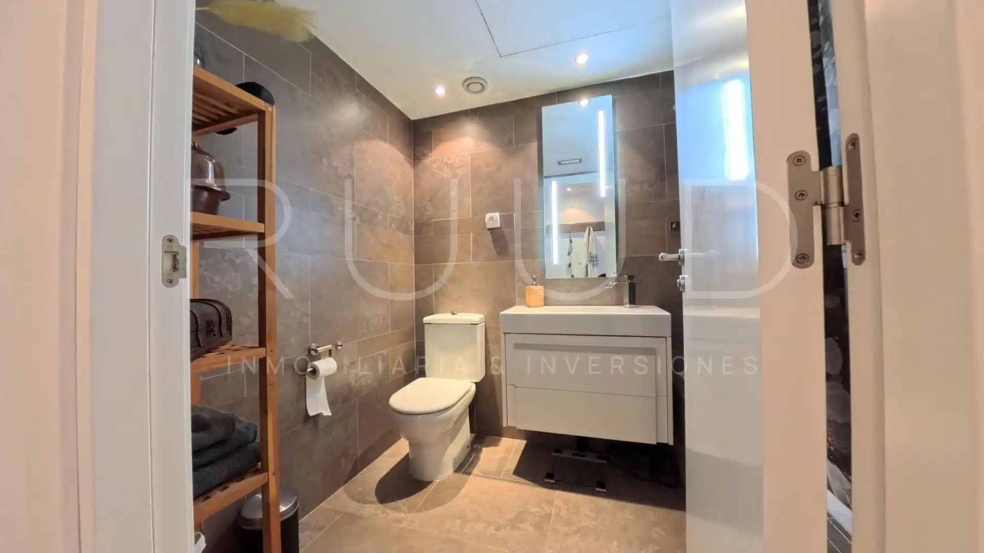Bathroom of Duplexes for sale in Castelldefels  with Air Conditioner, Heating and Parquet flooring