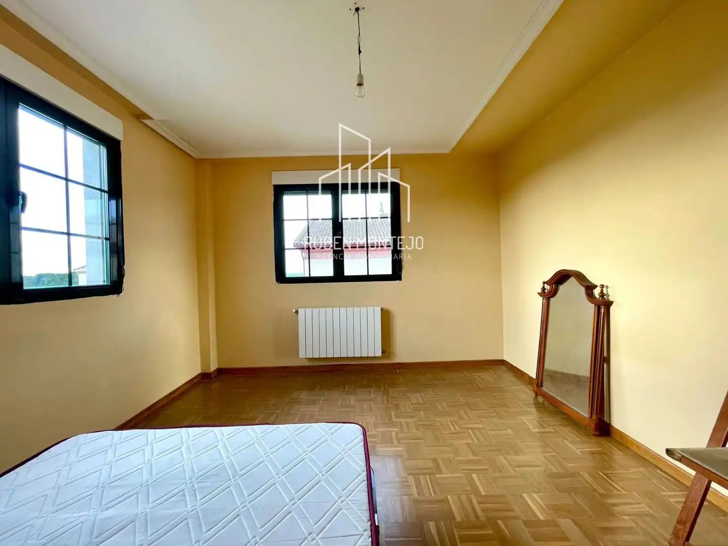 Habitación de Casa adosada en venta en Doñinos de Salamanca con Calefacción, Jardín privado y Trastero