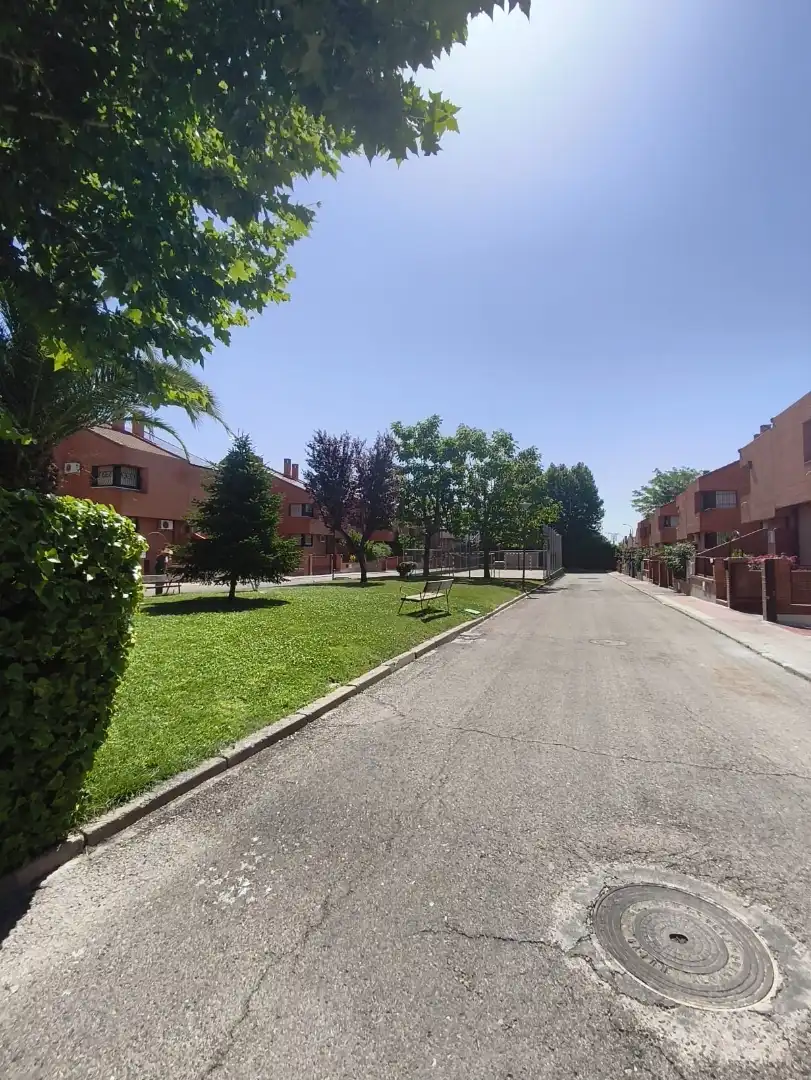 Außenansicht von Einfamilien-Reihenhaus zum Verkauf in Getafe mit Klimaanlage, Heizung und Privatgarten
