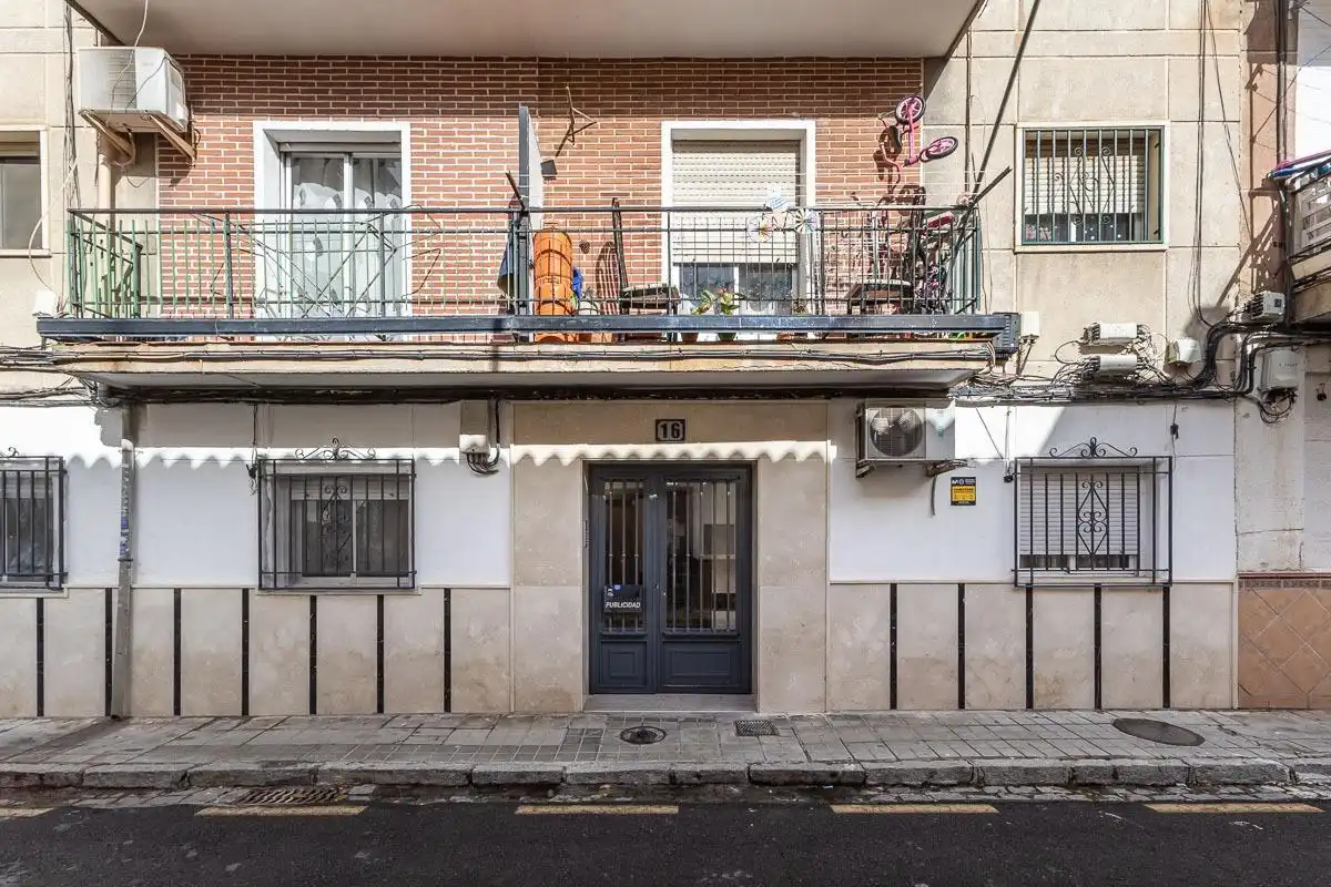 Außenansicht von Wohnung zum Verkauf in Granada mit Klimaanlage, Waschmaschine und Balkon