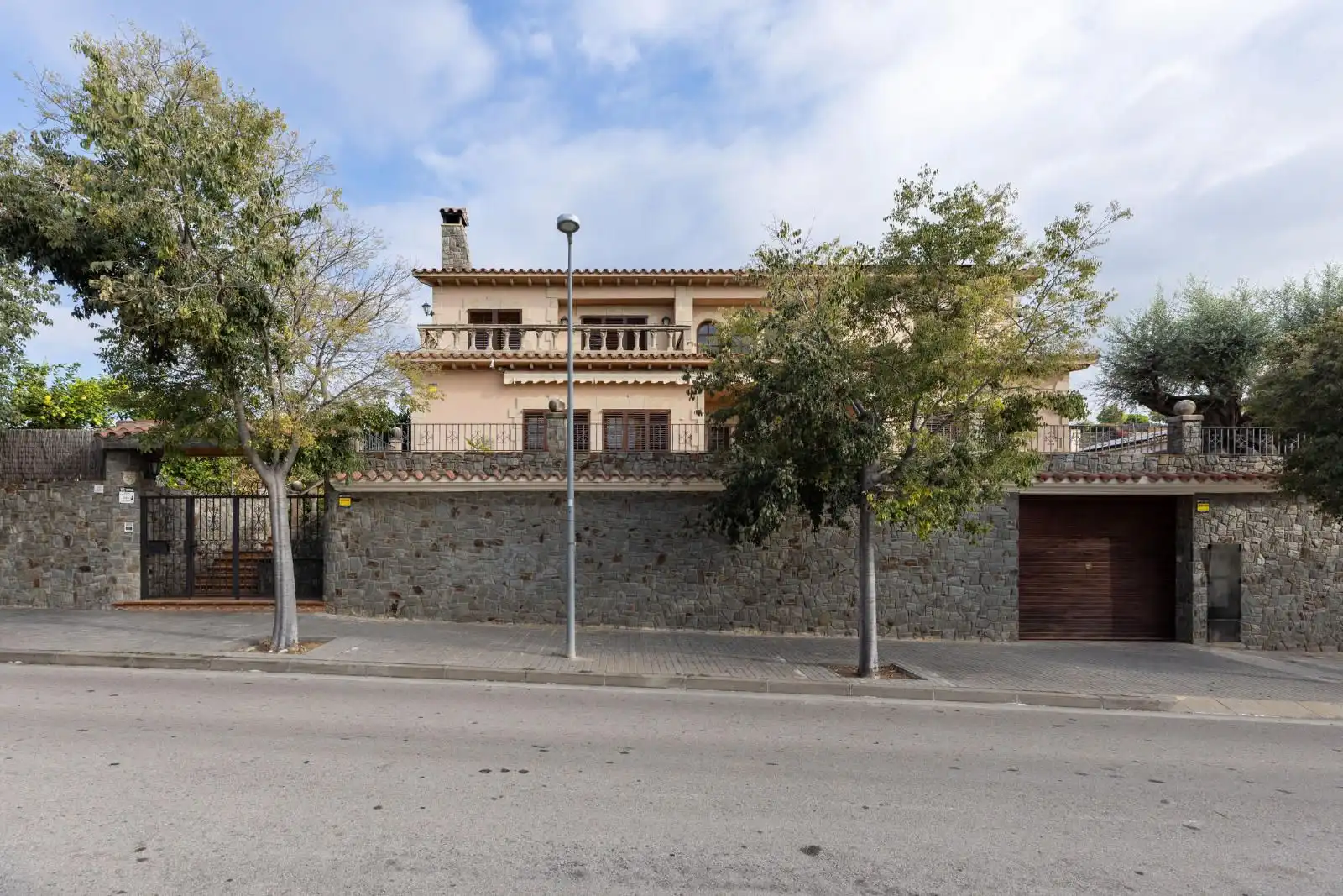 Vista exterior de Casa o xalet en venda en Mataró amb Terrassa i Piscina