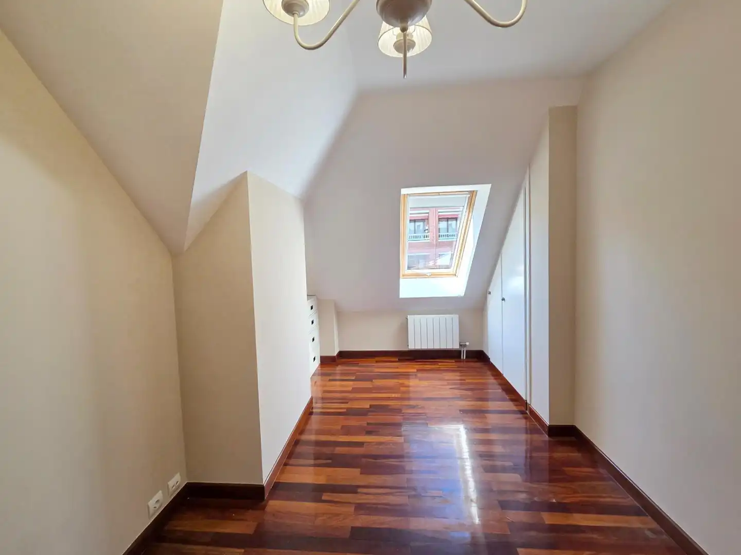 Schlafzimmer von Dachboden zur Miete in Santander mit Heizung, Privatgarten und Parkett