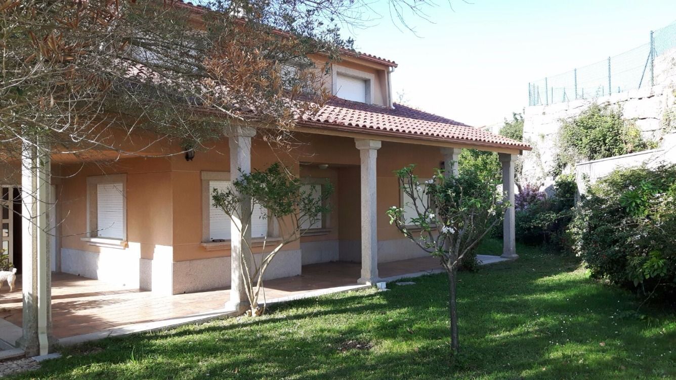 Vista exterior de Casa o xalet en venda en Vigo  amb Jardí privat, Parquet i Piscina