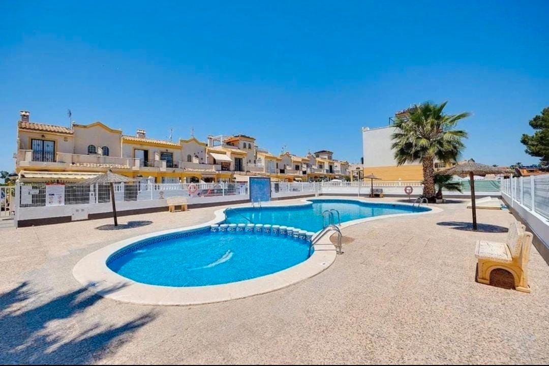 Piscina de Casa o xalet en venda en Guardamar del Segura amb Aire condicionat, Calefacció i Terrassa