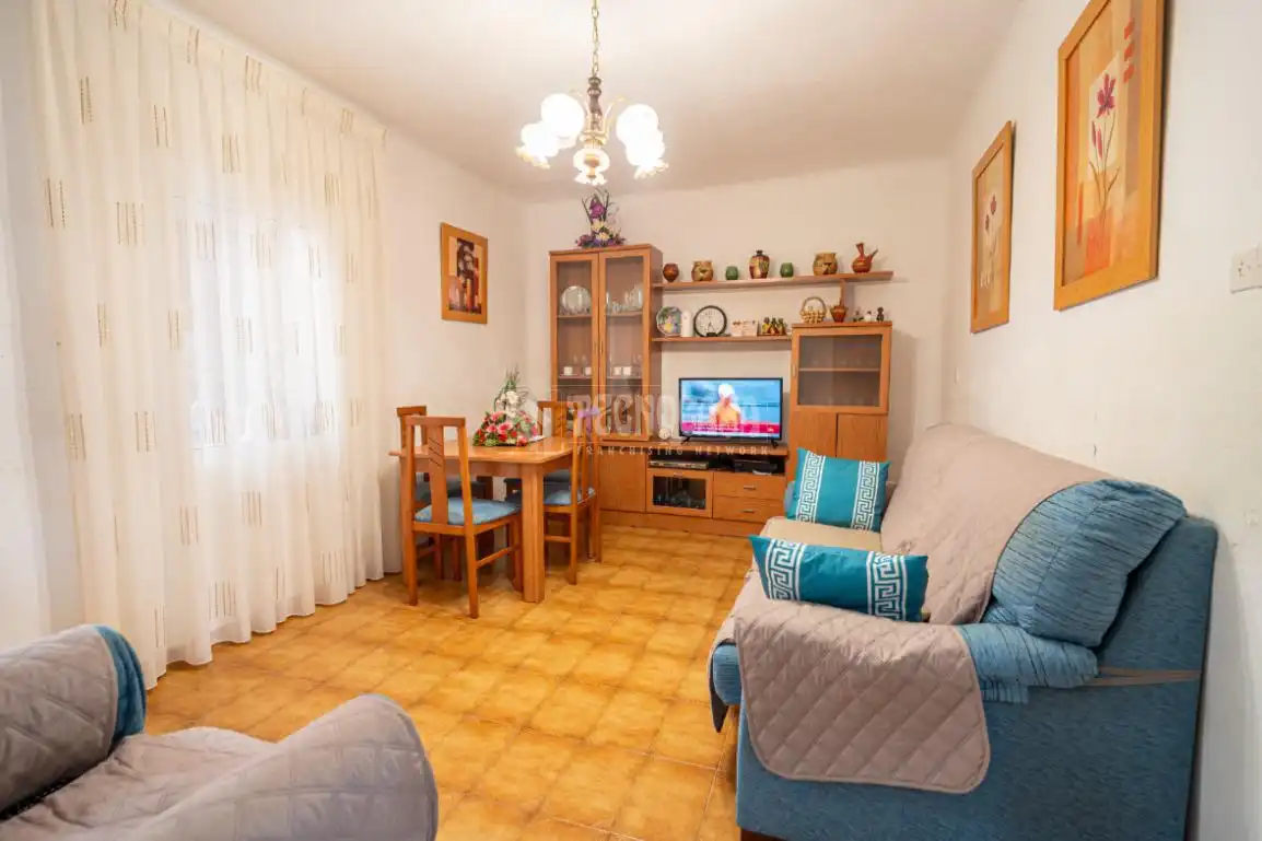 Sala d'estar de Casa adosada en venda en Torreblascopedro amb Aire condicionat, Calefacció i Terrassa