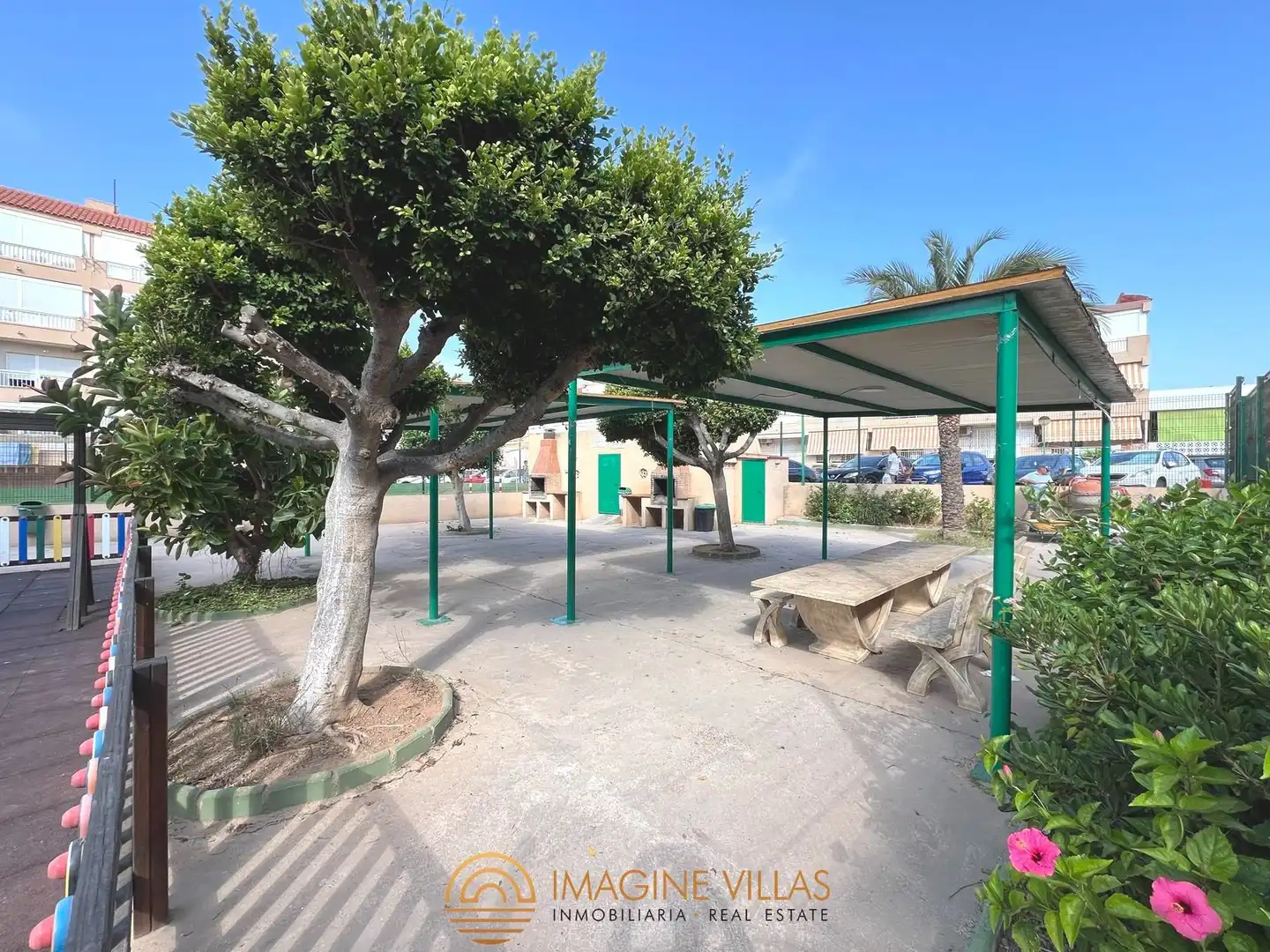 Vista exterior de Àtic en venda en La Manga del Mar Menor amb Terrassa, Traster i Piscina comunitària