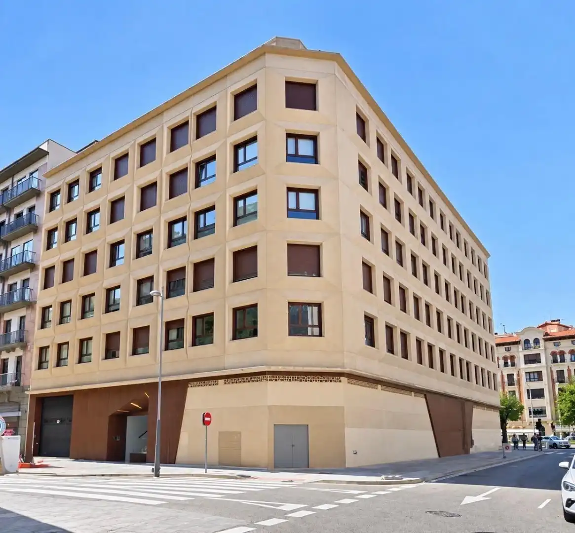 Außenansicht von Wohnungen zur Miete in  Pamplona / Iruña mit Klimaanlage, Heizung und Abstellraum