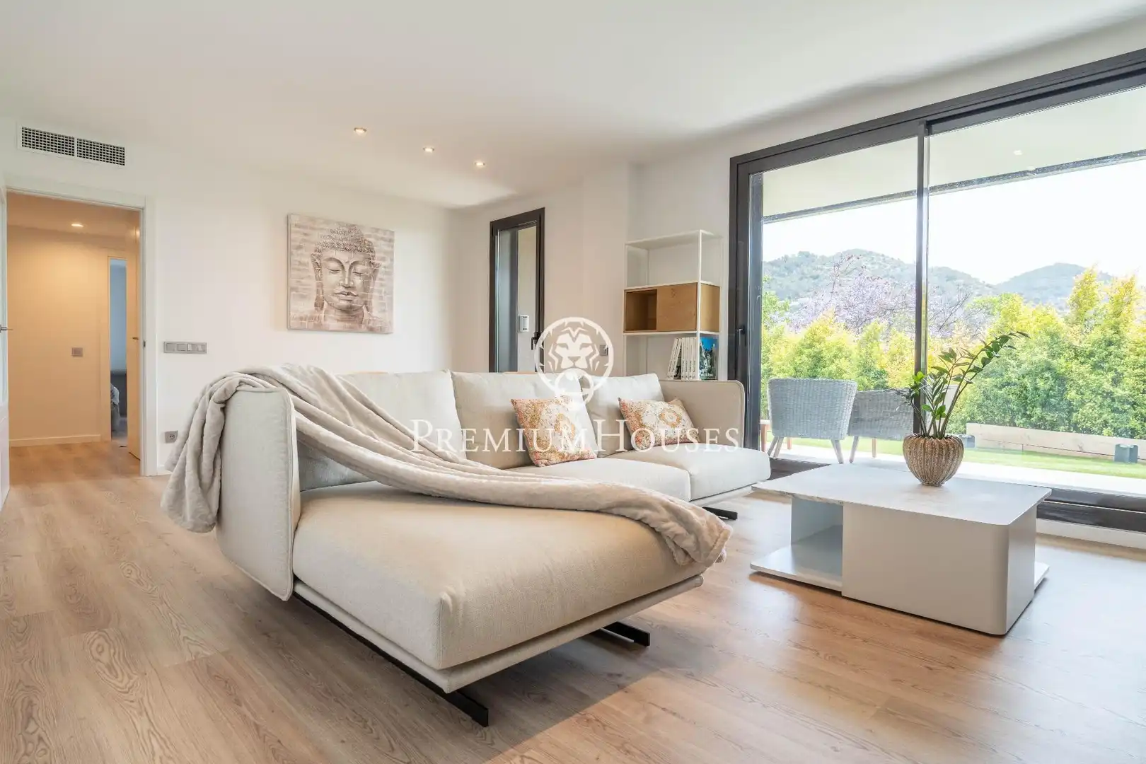 Wohnzimmer von Erdgeschoss zum Verkauf in Sitges mit Klimaanlage, Privatgarten und Parkett