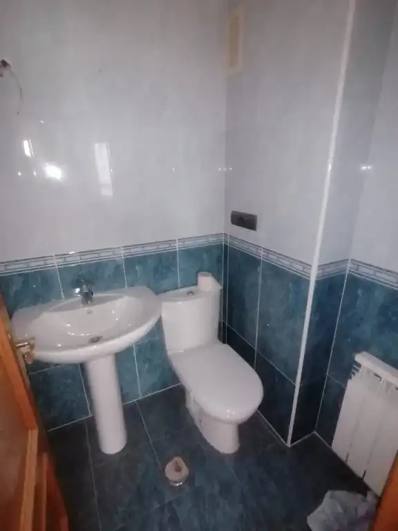 Bany de Pis en venda en Gijón  amb Calefacció, Parquet i Terrassa