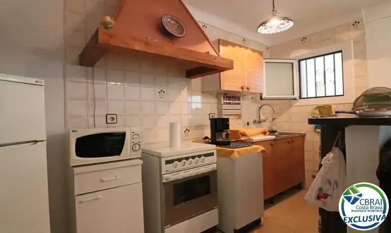 Cocina de Casa adosada en venta en Empuriabrava con Jardín privado, Amueblado y Piscina comunitaria