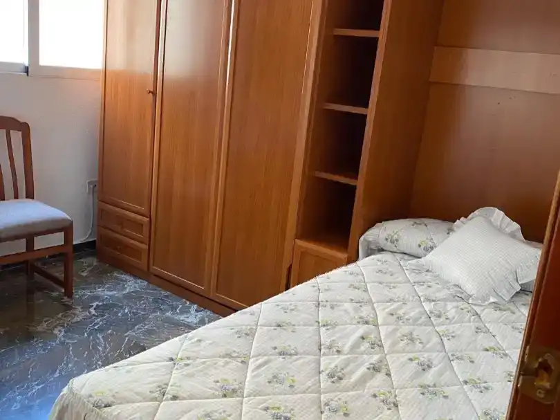 Dormitori de Pis de lloguer en Jaén amb Aire condicionat, Moblat i Balcó