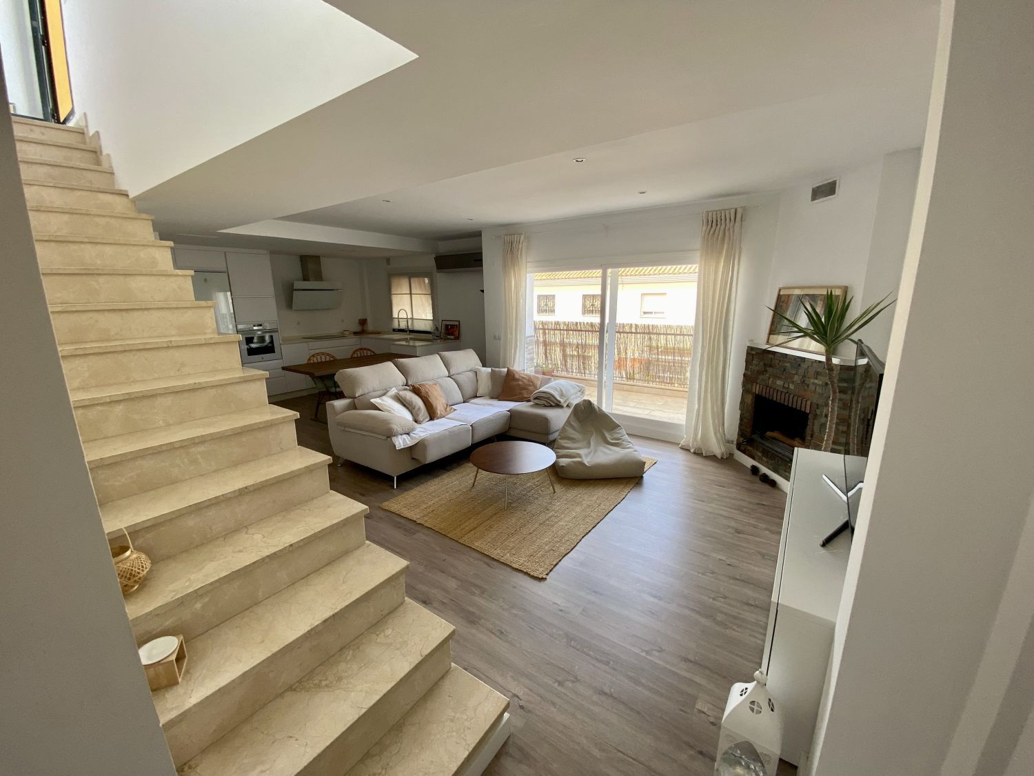 Sala de estar de Dúplex en venta en Alcalá de Guadaira con Aire acondicionado, Terraza y Piscina comunitaria