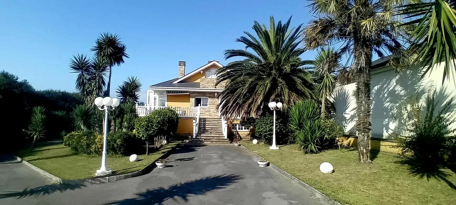 Vista exterior de Casa o chalet en venta en El Franco  con Calefacción, Jardín privado y Terraza