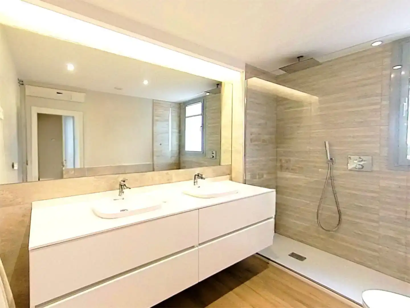 Bathroom of Flat for sale in Boadilla del Monte  with Air Conditioner, Swimming Pool and Balcony