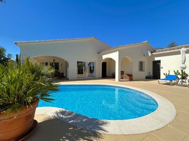 Casa amb piscina en venda a Carrer de la Vinya
